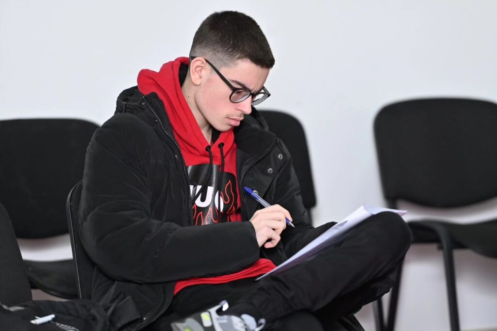 mmne-mladi-stalno-online