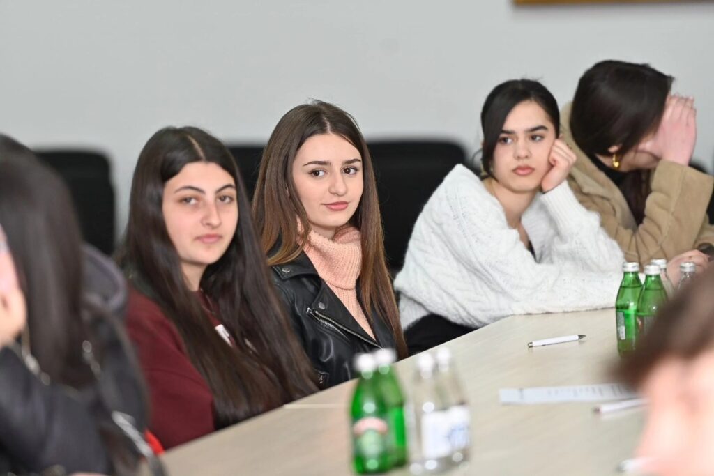 mmne-mladi-stalno-online